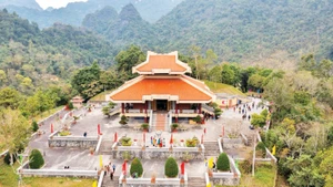 位于国家特别遗址区北坡的胡志明主席祠堂。