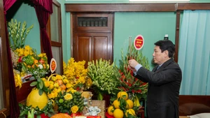 国家主席梁强在67号房上香缅怀胡志明主席。