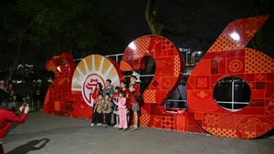 首都市民抓紧时间，在除夕前夕记录下珍贵瞬间。