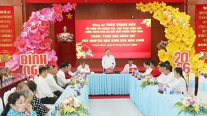 国会主席陈青敏向芹苴市优抚家庭和贫困户拜年。（图片来源：越通社）