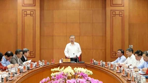 越共中央总书记，中央反腐败、反浪费、反消极指导委员会主任苏林主持会议。