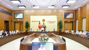 越南国会常务委员会某会议场景。（图片来源：越通社）