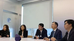 越南外交部副部长黎英俊（中）和越南代表团出席世界经济论坛2026年年会。（图片来源：越通社）