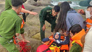 边防力量与相关力量迅速开展救治工作，确保伤者安全并送往医疗机构。