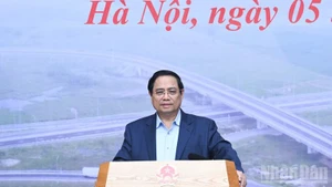 越南政府总理、交通运输领域国家重点项目、工程指导委员会主任范明正主持召开指导委员会第24次会议。