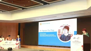 越南教育培训部国际合作司司长阮秋水在会议上发表讲话。（图片来源：越通社）