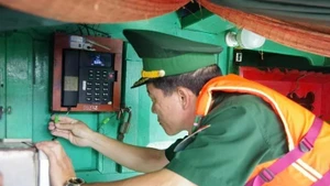 胡志明市边防部队在一艘渔船出海前检查其航程监控设备。