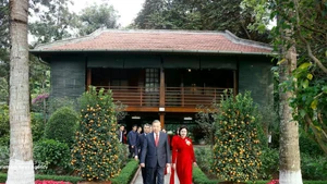 苏林总书记在胡志明主席遗迹区。（图片来源：越通社）