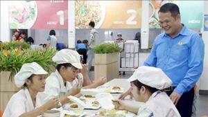 为工人提供轮班期间的膳食有助于保持劳动关系稳定，营造和谐可持续的工作环境。（图片来源：越通社）