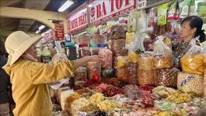 各干货、糖果、果脯等摊位主要展示的是国内生产的商品。