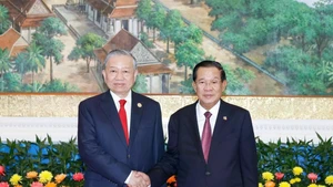 越共中央总书记苏林与洪森亲王。