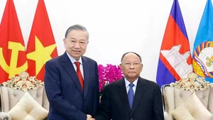 越共中央总书记苏林会见柬埔寨人民党名誉主席韩桑林。（图片来源：越通社）