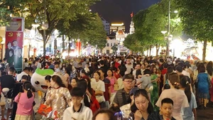 市民大量聚集在阮惠步行街。