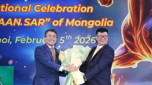 外交部常务副部长阮明宇向蒙古国驻越南大使吉吉·塞里贾夫赠送献花。（图片来源：越通社）