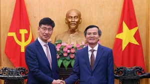 胡志明国家政治学院院长段明训副教授会见三星（越南）公司总经理罗基洪。