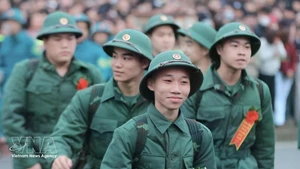 在河内市嘉林PTkV4指挥部第06交接点：新兵们兴高采烈地启程参军入伍。