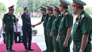 越南国会主席陈青敏走访第九军区 。