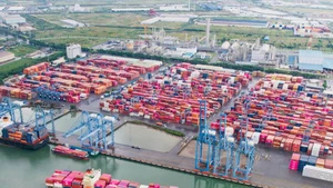 集装箱船停靠盖梅港群中的TCIT港。（图片来源：sggp.org.vn）