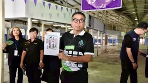 泰国选举委员会秘书长视察曼谷邦卡皮区提前投票的准备工作。（图片来源：泰国选举委员会）