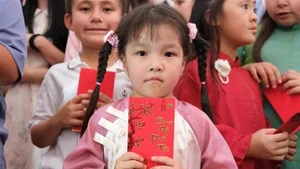 在南非越南儿童在活动上收受压岁钱。