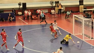 越南五人制足球队与黎巴嫩队角逐。（图片来源：越通社）