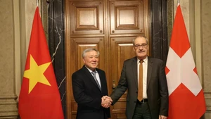 越南政府常务副总理阮和平与瑞士联邦总统兼经济、教育与科研部长居伊·帕尔默林（Guy Parmelin）。（图片来源：越通社）