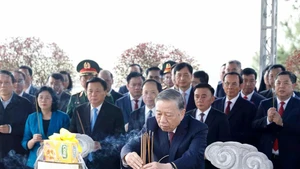 苏林总书记一行在位于德寿乡的越共中央总书记陈富墓区敬香缅怀已故总书记陈富。（图片来源：越通社）