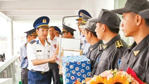 海警第三区代表动员各力量提前投票并执行海上任务。