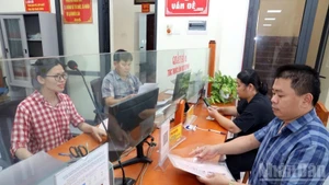 在谅山省芝陵乡，公务人员正为群众办理行政手续。