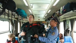 越南铁路增加班次 满足雄王庙会、4·30日五一劳动节假期出游需求。