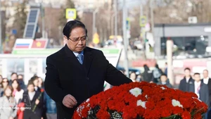 范明正总理在俄罗斯莫斯科向胡志明主席纪念碑敬献花圈。（图片来源：越通社）