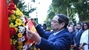 范明正总理在里约热内卢胡志明主席纪念牌前敬献花圈。（图片来源：越通社）