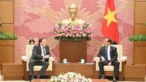 越南国会副主席陈光方会见美国驻越大使。（图片来源：quochoi.vn）