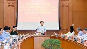 越共中央书记处常务书记陈锦秀主持召开中央直属各党务机关、办公厅、党委、机关和群体组织工作例会。