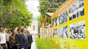展览会展出100幅图片，介绍阮文灵同志的革命生涯及他对南方革命作出的重大贡献。（图片来源：越通社）