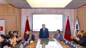 越南国会主席陈青敏出席越南-摩洛哥合作政策座谈会。（图片来源：越通社）
