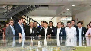 胡德福副总理考察西班牙塞维利亚空客工厂 。（图片来源：越通社）