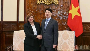 越南国家主席梁强与阿拉伯埃及共和国驻越大使阿玛尔·阿卜杜勒·卡德尔·艾尔穆尔西·萨拉马。