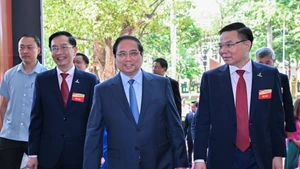 政府总理范明正出席越共国家工业与能源集团第四次代表大会。
