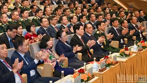 出席老挝国庆50周年纪念仪式的各位领导、代表。