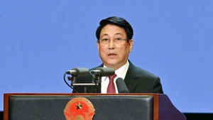 国家主席梁强在纪念典礼上发表讲话。