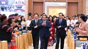 政府总理范明正和各位代表出席山区与少数民族地区经济社会发展国家目标计划实施情况总结会议。