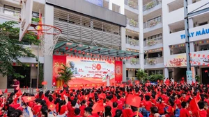 成功B小学举行庆祝国庆80周年的活动。（图片来源：越通社）