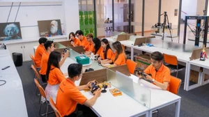 FPT大学生正在上课。