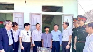 广治省消除危旧房指导委员会代表团向广治省向化县贫困户赠送慰问品。（图片来源：越通社）