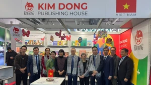 参观越南图书空间展区的嘉宾合影。
