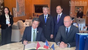 岘港市人民委员会副主席陈南兴与法国勒阿弗尔市市长爱德华·菲利普签署了《建立两国港口城市合作与友好关系备忘录》。