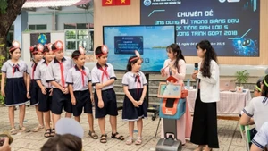 胡志明市第十二郡张定小学组织“在五年级学生英语教学中应用AI”专题研讨会。（春贵 摄）