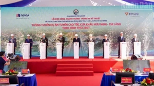 友谊口岸—芝陵高速公路正式通车运营。