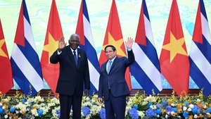 越南政府总理范明正（右）与古巴全国人民政权代表大会主席埃斯特万·拉索·埃尔南德斯。